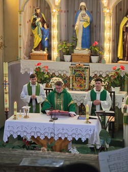 sfintirea-mormintelor-parohia-romano-catolica-berzunti-1462.jpg